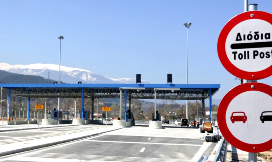 Τέρμα οι ουρές στα διόδια, θα περνάμε με έναν πομποδέκτη από όλα