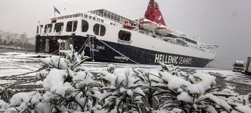 Η φωτογραφία της ημέρας: Το Νήσος Σάμος χιονισμένο στο λιμάνι του Πειραιά!