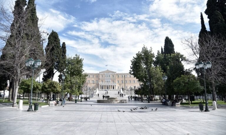 https://www.protothema.gr/greece/article/1098372/koronoios-xepernoun-idi-ta-1200-ta-krousmata-tou-teleutaiou-24orou/