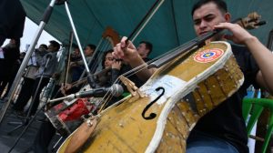 Βολιβία: Ορχήστρα μεταμορφώνει τα σκουπίδια σε μουσική