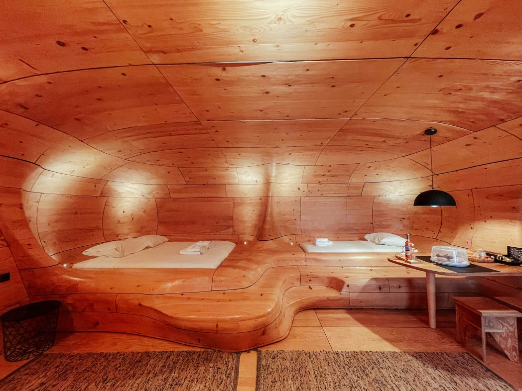 Wooden Cave: Μια ξύλινη σπηλιά στα Τρίκαλα Κορινθίας