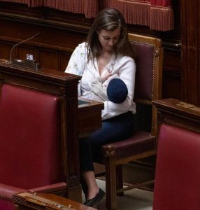 Ιταλία: Βουλεύτρια θήλασε το μωρό της στο κοινοβούλιο