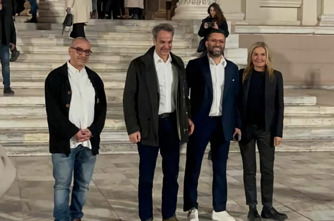 Κυριάκος Μητσοτάκης και Μαρέβα στο Δημοτικό Θέατρο Πειραιά
