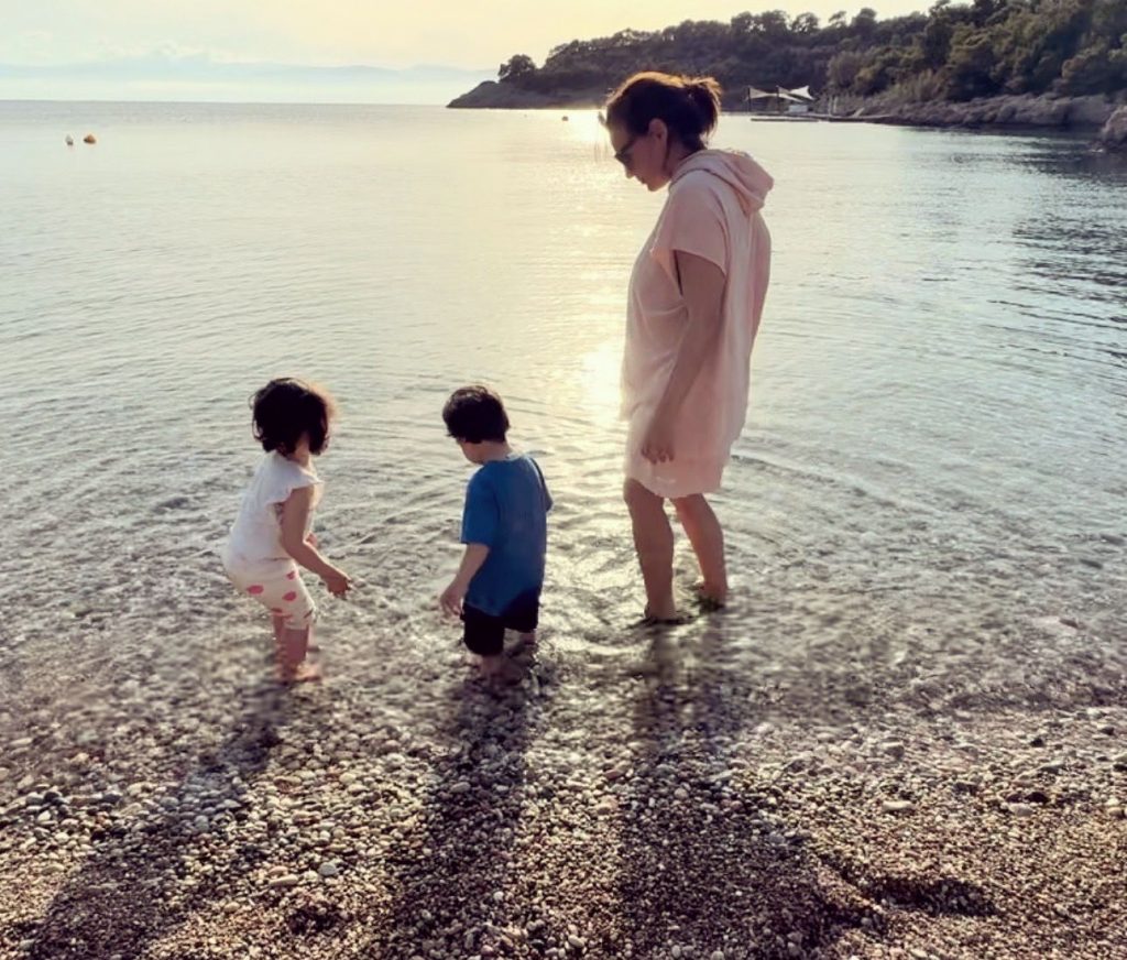 Η Όλγα Κεφαλογιάννη με τα δίδυμα παιδιά της (Από τον λογαριασμό της στο Instagram)