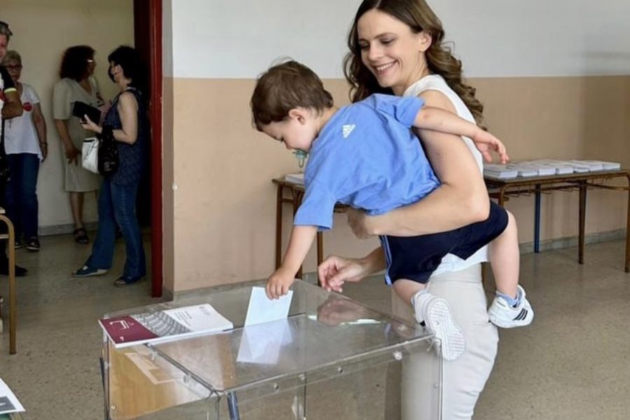 Η Έφη Αχτσιόγλου με τον γιο της