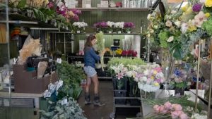 ΗΠΑ: H 29χρονη που εγκατέλειψε τη δουλειά της για να πουλάει λουλούδια