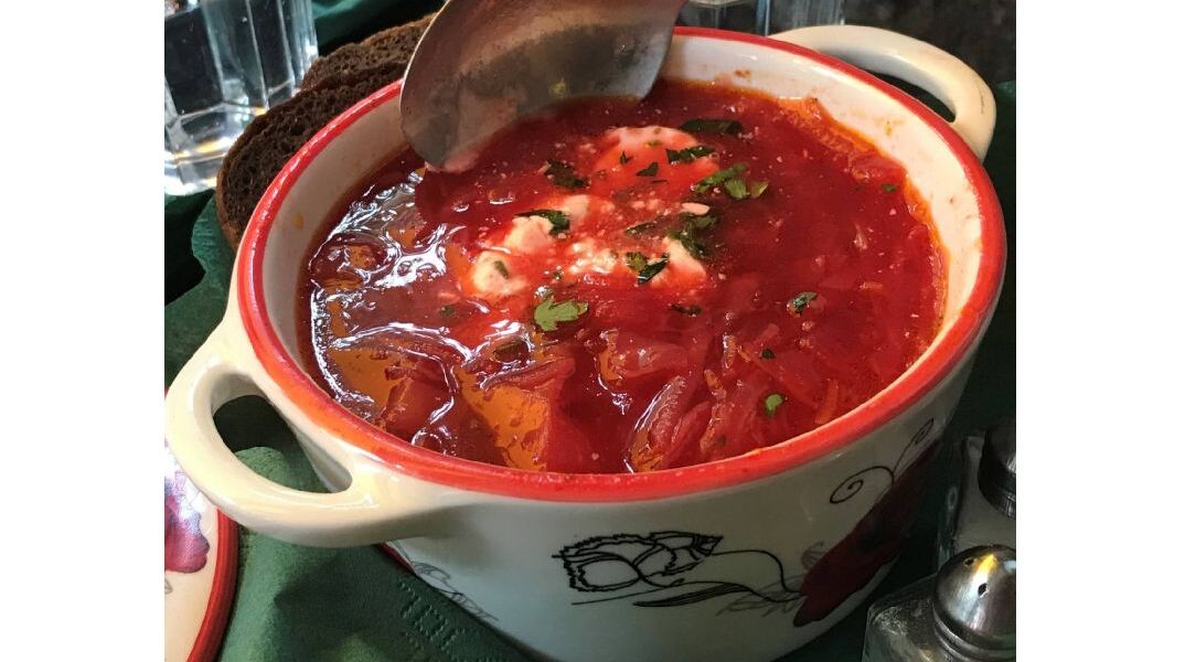 Στο Cafe Bar 67, δεν γίνεται να μην δοκιμάσεις borscht, την πιο πασίγνωστη σούπα της Ουκρανίας