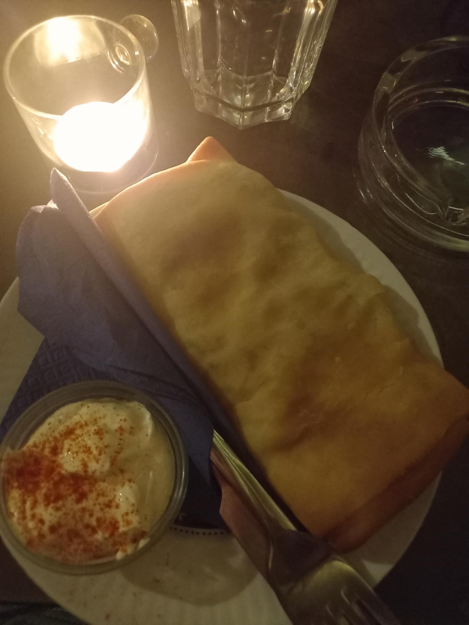 Η μαραθόπιτα, έχει πολλά κοινά με την ελληνική σπανακόπιτα. Συνοδεύεται με σμιτάνα, μια γλυκόξινη κρέμα